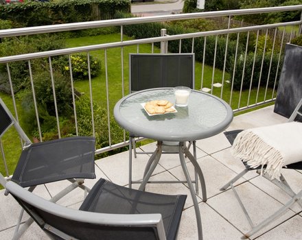 Perle von Borkum 1 - Balkon mit Gartenmöbeln und Blick auf die Dünen